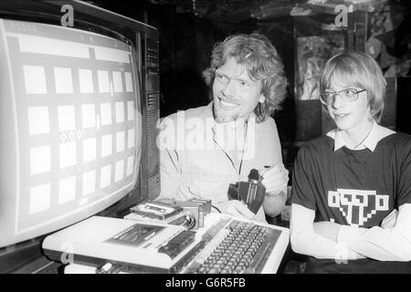 Simon Birrell (r), di Norwich, con il milionario Richard Branson, di fama Virgin Records, con il nuovo videogioco per computer, chiamato 'Bug Bomb', progettato da Simon. Foto Stock