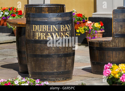 Patio whiskey riciclati o whisky botti utilizzate come tavoli e sedie in un ristorante locale per cenare al-fresco. Southport, Regno Unito Foto Stock