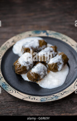 Samale - rumeno vitigno foglie ripiene Foto Stock