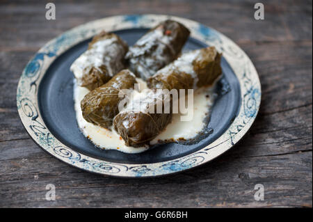 Samale - rumeno vitigno foglie ripiene Foto Stock