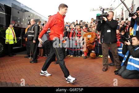 Steven Gerrard di Liverpool esce dall'autobus di squadra prima della fa Cup, partita del quarto round al Goldsands Stadium di Bournemouth. Foto Stock