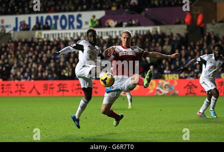 Calcio - Barclays Premier League - Swansea City / Fulham - Liberty Stadium. Nathan Dyer di Swansea City (a sinistra) e Fulham's Brede Hangeland (a destra) lottano per la palla Foto Stock