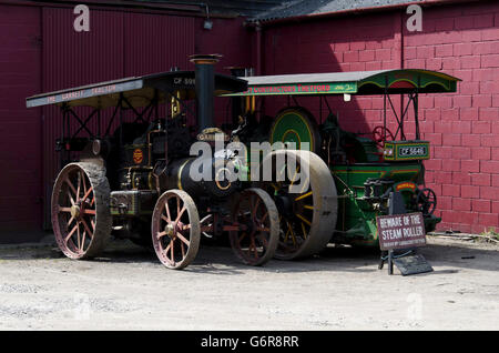 Due motori a trazione a vapore (trattori a vapore) all'Bressingham Steam Museum e Giardini, vicino a Diss in Norfolk, Inghilterra. Foto Stock