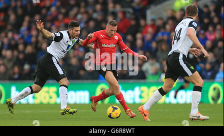 Il Craig Bellamy della città di Cardiff passa accanto a Robert Snodgrass (a sinistra) durante la partita della Barclays Premier League al Cardiff City Stadium di Cardiff. Foto Stock