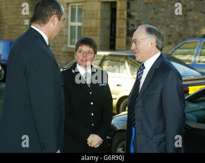 Il leader dell'opposizione Michael Howard, parla con gli ufficiali che guidano l'indagine sulla tragedia dell'increspatura di Morecambe Bay durante una visita agli ufficiali di Lancaster Constabulary. A seguito della sua visita alla stazione di polizia, il signor Howard dovrebbe partecipare a un incontro a Morecambe con i soccorritori, i membri della comunità cinese e i capi di città. Foto Stock