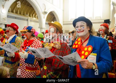 Clown assistono al servizio annuale in memoria del celebre clown Joseph Grimaldi, presso la Santa Trinity Church, a Dalston, a est di Londra. Foto Stock