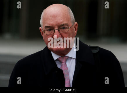 L'ex direttore finanziario della Anglo Irish Bank Willie McAteer lascia la Circuit Criminal Court di Dublino, durante il processo di frode contro gli ex dirigenti della Anglo Irish Bank. Foto Stock