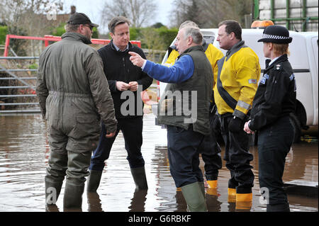 Il primo Ministro David Cameron con Bridgwater e il MP del Somerset occidentale Ian Liddell-Grainger (centro), e l'agricoltore Tony Davy (a sinistra) durante una visita alla Goodings Farm a Fordgate, Somerset. Foto Stock