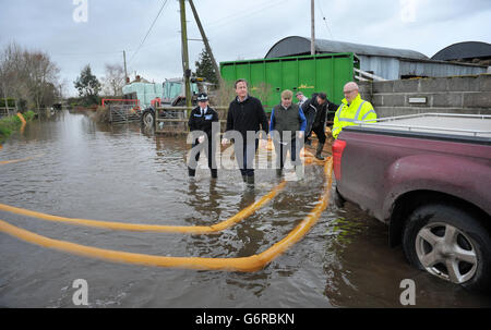 Cameron visite regioni colpite dalle inondazioni Foto Stock