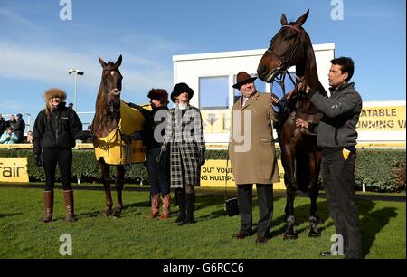 L'allenatore Nicky Henderson (seconda a destra) si pone accanto a Spirnter Sarre e Denman (a sinistra) nell'anello della parata prima dell'inizio del Super Saturday Betfair presso l'ippodromo di Newbury, Berkshire. Foto Stock