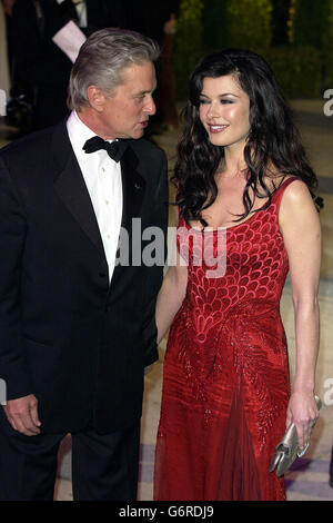 L'attore Michael Douglas e sua moglie, l'attrice Catherine Zeta Jones arriva per il party Vanity Fair a Morton's, Melrose Avenue a Los Angeles, in seguito ai 76th Academy Awards. Foto Stock