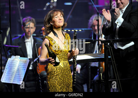 Emma Johnson si esibisce durante il Classic FM Live al Millennium Centre di Cardiff. Foto Stock