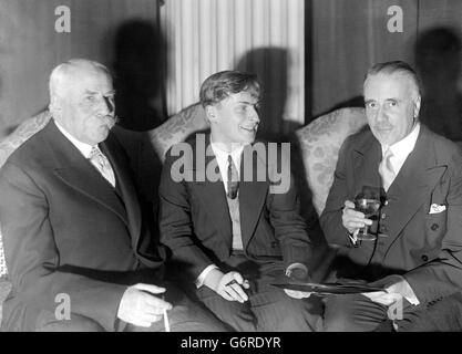 Yehudi Menuhin (centro) consegna un record 'HMV' a Sir Thomas Beecham presso la Grosvenor House. Sulla sinistra c'è Sir Edward Elgar. Foto Stock