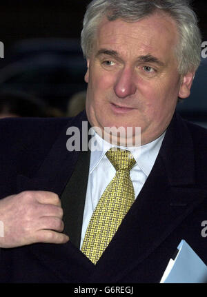 Il Taoiseach irlandese Bertie Ahern arriva all'ambasciata irlandese di Londra, per uno storico incontro faccia a faccia con il leader unionista democratico il reverendo Ian Paisley. La riunione dell'Ambasciata d'Irlanda si è svolta prima della revisione dell'accordo del Venerdì Santo che inizia il 3 febbraio. Il sig. Paisley e altri cinque parlamentari avrebbero dovuto incontrare un gruppo del governo irlandese, che comprendeva anche il ministro degli Esteri Brian Cowen. Foto Stock