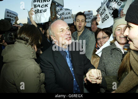 Greg Dyke, ex direttore generale della BBC, saluta il personale, fuori dal Centro televisivo della BBC nel centro di Wood Lane a Londra. Dyke, che ieri sera ha rassegnato le dimissioni al consiglio di amministrazione, ha affermato che le pesanti critiche rivolte alla gestione della BBC nella relazione Hutton lo hanno costretto ad un angolo. Foto Stock