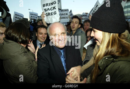 Greg Dyke, ex direttore generale della BBC, saluta il personale, fuori dal Centro televisivo della BBC nel centro di Wood Lane a Londra. Dyke, che ieri sera ha rassegnato le dimissioni al consiglio di amministrazione, ha affermato che le pesanti critiche rivolte alla gestione della BBC nella relazione Hutton lo hanno costretto ad un angolo. Foto Stock