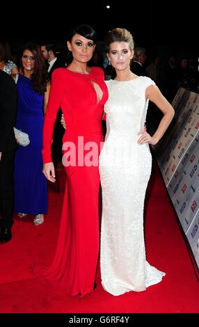 Charley Webb (a destra) e Lucy Pagerter arrivano per i National Television Awards 2014 alla O2 Arena di Londra. Foto Stock