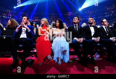 Una vista della prima fila che include (da sinistra a destra) Craig Revel Horwood, Abbey Clancy, Suzanna Reid, Aljaz Skorjanec, Robin Windsor e Kevin Clifton durante il 2014 National Television Awards alla O2 Arena, Londra. Foto Stock