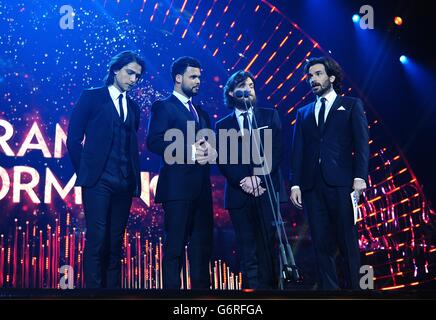 (Da sinistra a destra) Luke Pasqualino, Howard Charles, Santiago Cabrera e Tom Burke il premio per la performance drammatica durante i National Television Awards 2014 all'O2 Arena di Londra. Foto Stock