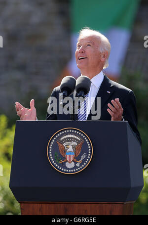 Noi vice-presidente Joe Biden offre un discorso nel parco del Castello di Dublino come parte dei suoi sei giorni di visita in Irlanda. Foto Stock