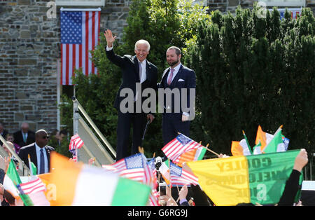 Noi vice-presidente Joe Biden (sinistra) con attivista LGBT Michael Barron dopo la consegna di un discorso nel parco del Castello di Dublino come parte dei suoi sei giorni di visita in Irlanda. Foto Stock