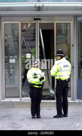 Gli agenti di polizia si trovano fuori dall'ingresso della Nationwide Building Society di Birmingham, dove un uomo è stato ucciso durante un tentativo di rapina presso la filiale. L'uomo, di 28 anni, originario di Walsall, West Midlands, morì in ospedale dopo essere stato ucciso a colpi di arma da fuoco vicino alla Nationwide Building Society nel centro di Birmingham alle 23.30 circa. Foto Stock