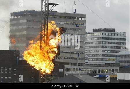 Lo scozzese acrobat Brian Reid, 36 anni, di Fife, si tuffa da 60 metri di altezza in una piscina profonda circa 9 metri mentre si trova sul fuoco, durante una spettacolare esposizione di diavoli a Times Square, Newcastle. Il team di immersione Dasani Falcon si trovò a Newcastle per promuovere una nuova acqua in bottiglia dalla Coca-Cola Enterprises Ltd. Foto Stock