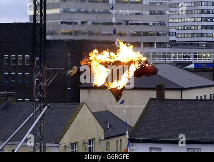 Lo scozzese acrobat Brian Reid, 36 anni, di Fife, si tuffa da 60 metri di altezza in una piscina profonda circa 9 metri mentre si trova sul fuoco, durante una spettacolare esposizione di diavoli a Times Square, Newcastle. Il team di immersione Dasani Falcon si trovò a Newcastle per promuovere una nuova acqua in bottiglia dalla Coca-Cola Enterprises Ltd. Foto Stock