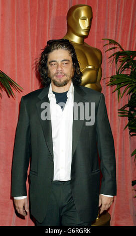 L'attore Benicio del Toro arriva a un luncheon degli Academy Awards che si tiene al Beverly Hilton di Beverly Hills, California. Foto Stock