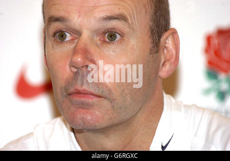 Inghilterra Clive Woodward, allenatore di rugby a una conferenza stampa, presso il Pennyhill Park Hotel, Surrey, prima dell'apertura delle sei Nazioni di domenica contro l'Italia a Roma. Foto Stock