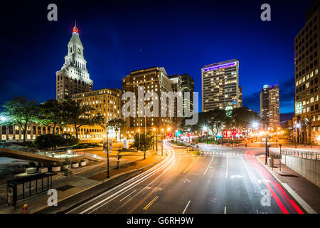 Pearl Street e moderni edifici a notte nel centro di Hartford, Connecticut. Foto Stock