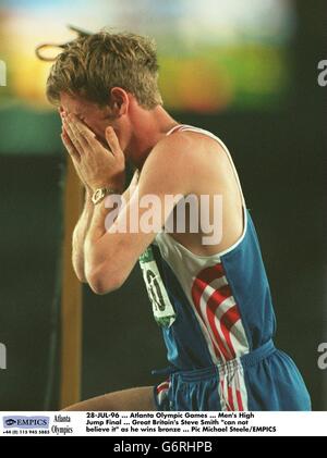 28-JUL-96 ... Giochi Olimpici di Atlanta ... Uomini alto salto finale ... Steve Smith della Gran Bretagna non può crederlo, perché vince il bronzo Foto Stock