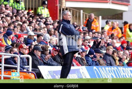 Claudio Ranieri, direttore del Chelsea, guarda la sua squadra uscire dalla fa Cup durante la sua partita di Fifth round della fa Cup presso l'Arsenal Highbury Ground di Londra. Punteggio finale Arsenal 2-1 Chelsea. Foto Stock