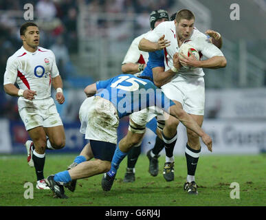 Il ben Cohen inglese (a destra) è affrontato da Andrea Masi d'Italia durante la vittoria dell'Inghilterra nel 50-9 nella loro partita RBS 6 Nations allo Stadio Flaminio di Roma, Italia. Foto Stock