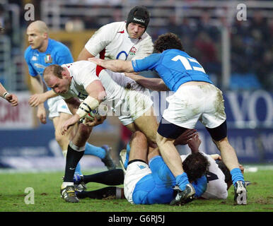 Il capitano d'Inghilterra Lawrence Dallaglio attraversa la difesa dell'Italia durante la partita delle 6 Nazioni RBS allo Stadio Flaminio di Roma. L'Inghilterra ha vinto il 50-9. Foto Stock