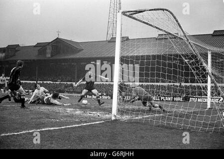 Ian Bowyer segna il terzo gol di Manchester City contro Chelsea, mentre il portiere Peter Bonetti si tuffa in avanti. John Boyle di Chelsea può essere visto a terra. Foto Stock