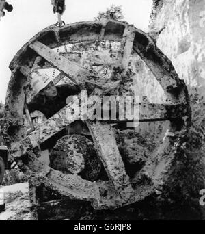 Un ingegnere Eurotunnel ispezionava una macchina per la perforazione di tunnel Whitaker, che è stata messa alla luce a Hythe, Kent. La macchina è stata utilizzata in un progetto nel 1922-23 per scavare un tunnel esplorativo, che è stato successivamente abbandonato quell'anno ed è rimasto nel tunnel fino a quando Eurotunnel non lo ha scavato. Foto Stock