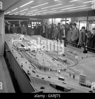 La mostra ferroviaria British Railways (London Midland Region) che si svolge a Manchester è un modello funzionante di 30 metri circa del terminal ferroviario all'estremità britannica del tunnel sotto la Manica proposto. Il modello comprende i principali edifici terminali che contengono una stazione passeggeri, piattaforme di carico di automobili e autocarri e un impianto ferroviario funzionante con un cantiere di smistamento merci anglo-continentale. Foto Stock