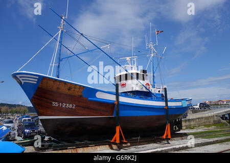 La pesca del tonno nave barca nave nel bacino di carenaggio in Hondarribia in Gipuzkoa, Paesi Baschi Foto Stock