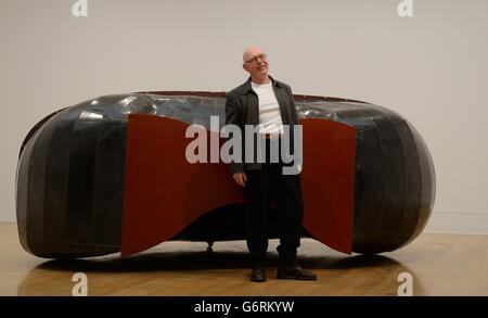 Richard Deacon, vincitore del premio Turner, con una delle sue opere dal titolo 'Truck Dumb' che farà parte dello spettacolo primaverile di Tate Britain, che aprirà il 5 febbraio. Foto Stock