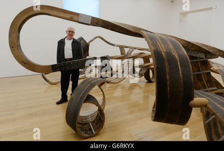 L'artista vincitore del premio Turner Richard Deacon con una delle sue opere dal titolo ''out of Order' che farà parte della mostra primaverile di Tate Britain, che si aprirà il 5 febbraio. Foto Stock