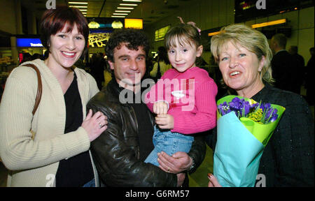 Bedri Haziri Heathrow Airport Reunion Foto Stock