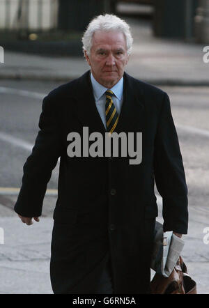 Sean Fitzpatrick, ex presidente e amministratore delegato di Anglo Irish Bank, arriva al Circuit Criminal Court di Dublino, durante il processo di frode di ex dirigenti della Anglo Irish Bank. Foto Stock