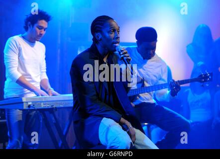 Lemar apparve nello show MTV TRL UK presso gli studi MTV di Camden, a nord di Londra. Foto Stock