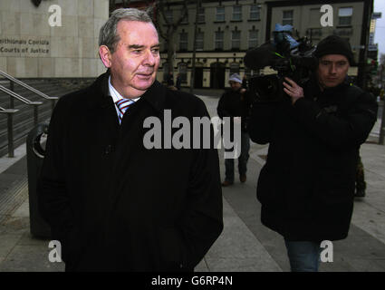 Sean Quinn lascia il Circuit Criminal Court, Dublino, durante il processo di frode di ex dirigenti della Anglo Irish Bank. Foto Stock