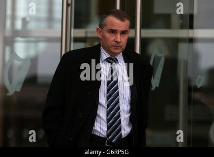 Ex amministratore delegato del gruppo Quinn Liam McCaffrey, lascia la Circuit Criminal Court, Dublino, durante il processo di frode di ex dirigenti della Anglo Irish Bank. Foto Stock