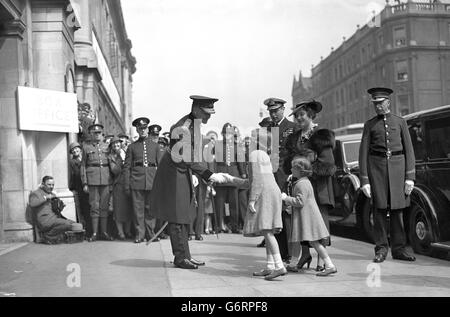 La principessa Elizabeth e Margaret con il Duca e la Duchessa di York al Torneo reale di Olympia a Londra. Foto Stock