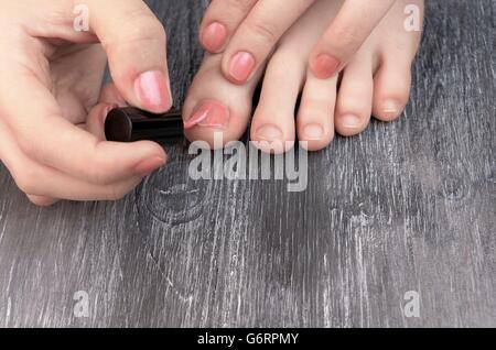 Teen l'applicazione di smalto per unghie per le mani e le dita dei piedi Foto Stock