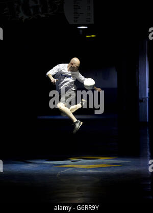 Il campione del mondo del freestyle Billy Fincham dimostra le sue abilità di keepy-uppy durante il lancio della Beko Keepy-Uppy Challenge, all'Hillsborough Stadium di Sheffield, nello Yorkshire meridionale, mentre Beko "The Official Home Appliance Partner of the fa Cup" incoraggia le comunità di tutto il Regno Unito a attivarsi. Foto Stock