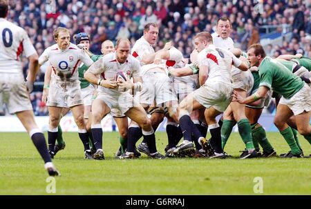 Il capitano inglese Lawrence Delaglio (quinta a sinistra) si rompe dalla mischia con la palla contro l'Irlanda durante la partita RBS 6 Nations a Twickenham, Londra, sabato 6 marzo 2004. Foto Stock